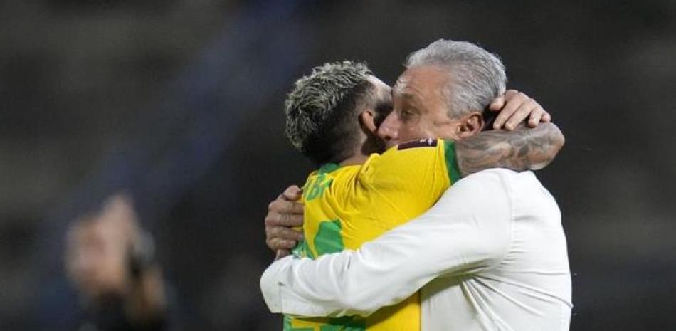 Gabriel Barbosa (izquierda) festeja con el técnico Tite tras anotar el segundo gol en la victoria 3-1 ante Venezuela por las eliminatorias del Mundial.