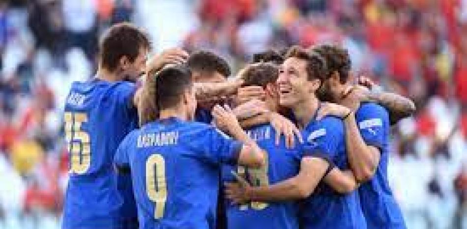 Jugadores de Italia festejan la victoria este domingo frente a Bélgica