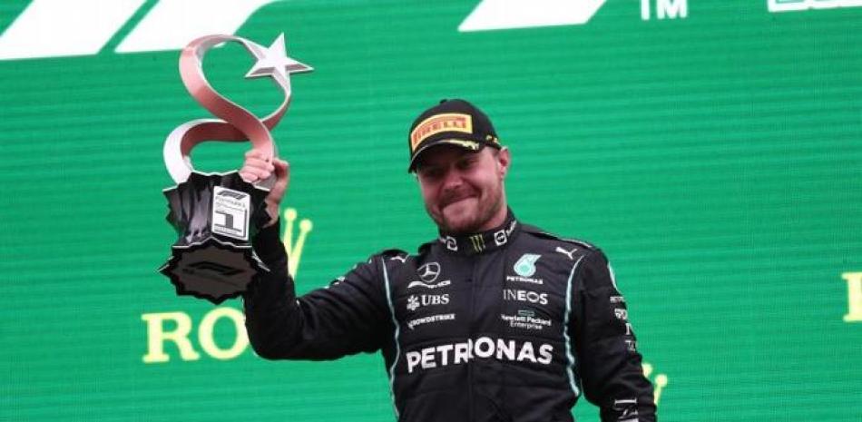 Valtteri Bottas levanta el trofeo obtenido tras salir triunfante en el Gran Premio de Turquía