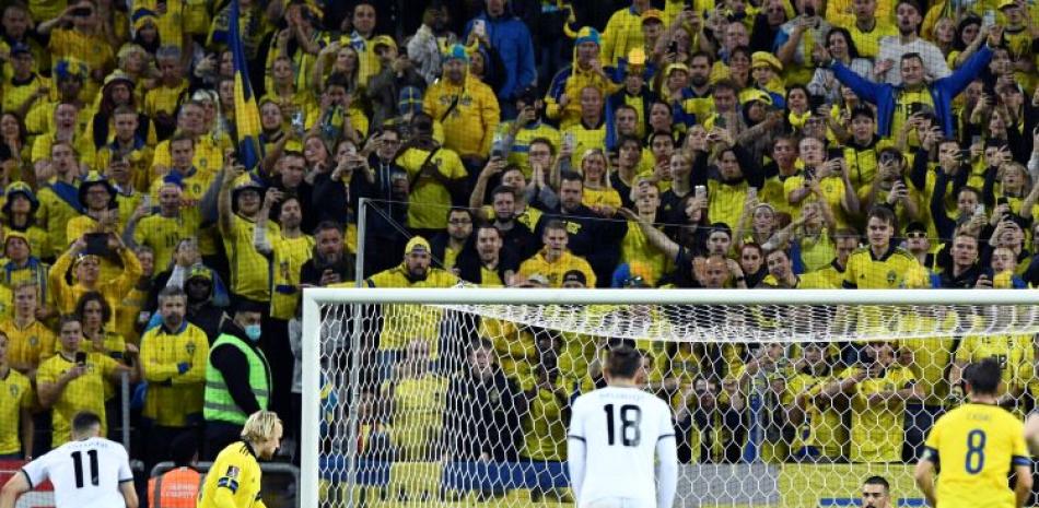 Emil Forsberg, de Suecia, anota un gol de penal en el partido frente a Kosovo por el Grupo B en las eliminatorias para la Copa Mundial de Fútbol Catar 2022.