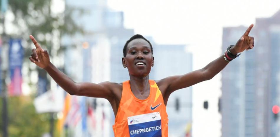 Seifu Tura Abdiwak levamnta los brazos en señald e triunfo tras imponerse en el Maratón de Chicago.
