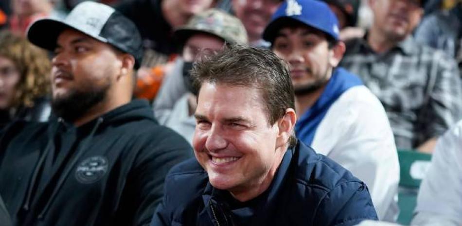 Tom Cruise, apareció el fin de semana en un juego de béisbol con un rostro completamente distinto al que se le conocía. (Foto: AP).