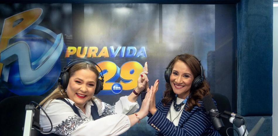 Jatnna Tavárez y Zoraima Cuello conducen por "Aquí entre nos" por Pura Vida 92.7 FM.