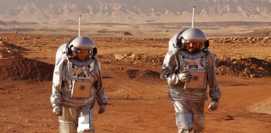 Un par de astronautas de un equipo de Europa e Israel caminan en trajes espaciales durante una misión de entrenamiento para el planeta Marte en un sitio que simula una estación fuera del sitio en el cráter Ramon en Mitzpe Ramon en el desierto del Negev en el sur de Israel el 10 de octubre de 2021.

Foto: JACK GUEZ / AFP