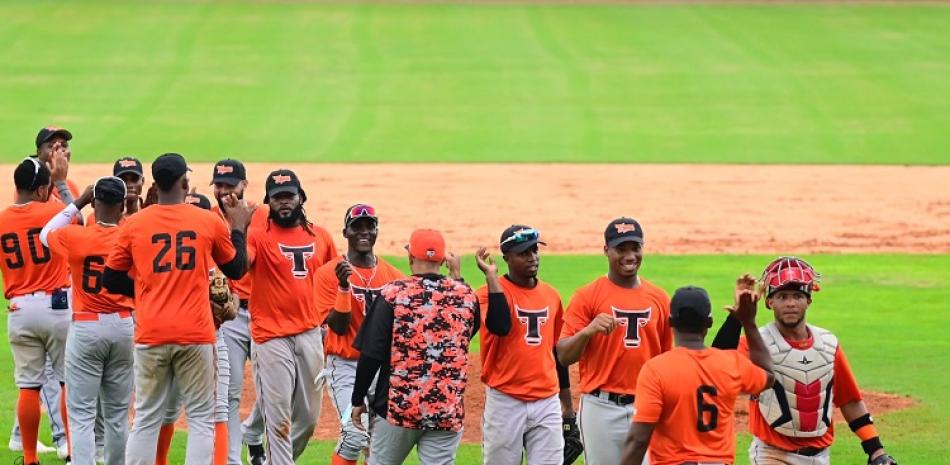 Integrantes del equipo de los Toros se felicitan luego de la victoria sobre las Estrellas.