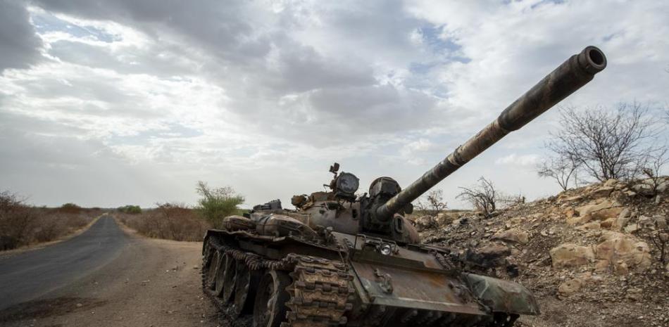 ARCHIVO - En imagen de archivo del sábado 1 de mayo de 2021, un tanque queda destruido al lado de una carretera al sur de Humera, en una zona del oeste de Tigray, en Etiopía. (AP Foto/Ben Curtis, archivo)