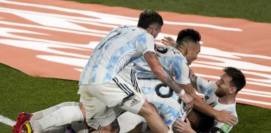 Los jugadores de Argentina celebran con Lionel Messi luego que el delantero anotó el primer gol ante Uruguay en las eliminatorias mundialistas.