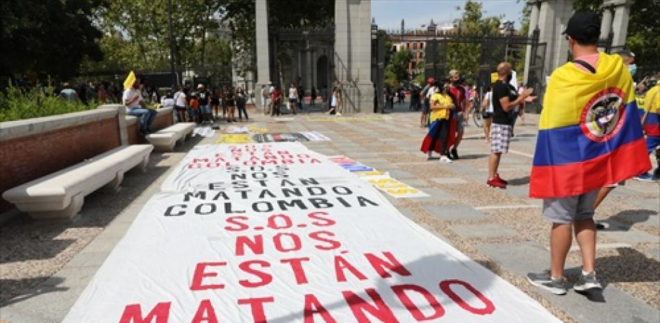 Manifestación en Madrid contra la visita del presidente de Colombia, Iván Duque, a la Feria del Libro.

Foto: Isabel Infantes/Europa Press