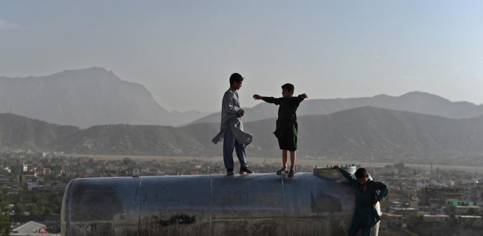 Niños afganos juegan en un camión cisterna de agua en la cima de la colina Nadir Khan con vista a Kabul el 10 de octubre de 2021.
Wakil KOHSAR / AFP