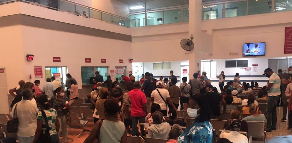 Pacientes del Instituto Dominicano de Cardiología esperan turno para recibir asistencia médica. /FUENTE EXTERNA