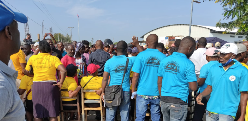 El intercambio comercial entre comunidades fronterizas de Haití y República Dominicana se realiza los lunes y los viernes en el mercado binacional de Dajabón. ARCHIVO/LD