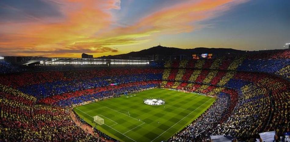 El estadio Camp Nou puede albergar hasta 99,354 fanáticos en sus gradas.