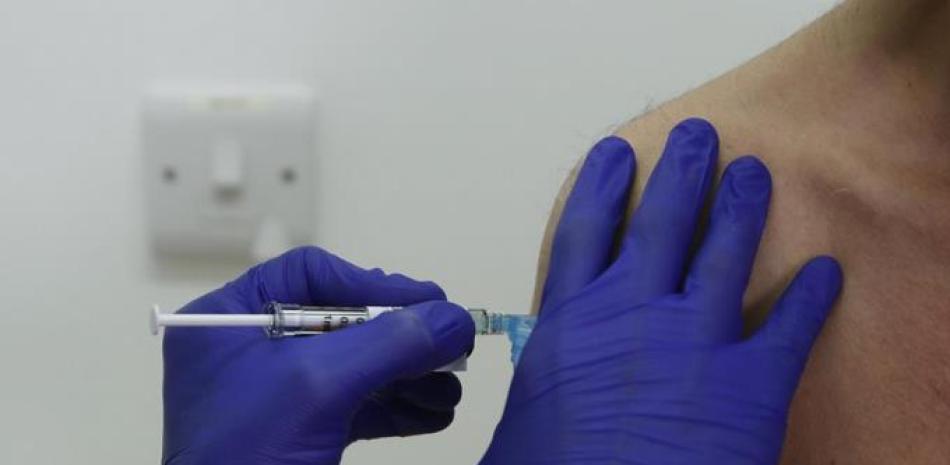 ARCHIVO - En imagen de archivo del miércoles 7 de octubre de 2020, el voluntario Franklyn Howe recibe una vacuna de Novavax contra el coronavirus en la fase tres de pruebas, en el hospital de la Universidad St George, en Londres. (AP Foto/Alastair Grant, archivo)