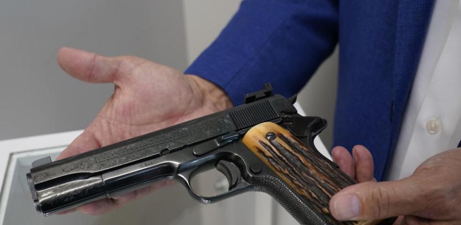En esta foto de archivo del 25 de agosto de 2021, Brian Witherell muestra una pistola Colt calibre .45 que una vez perteneció al mafioso Al Capone, en Witherell's Auction House en Sacramento, California. Foto: Rich Pedroncelli/AP.