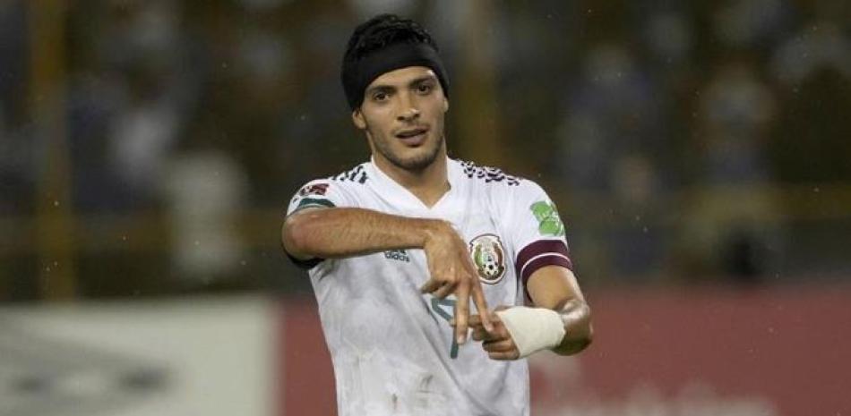 Raúl Jiménez, de la selección de México, festeja luego de conseguir el segundo tanto ante El Salvador, en un partido de la eliminatoria al Mundial.