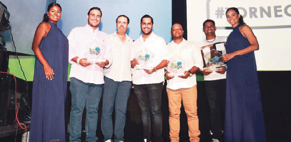 Ramsés Atallah entrega trofeos y premios a los campeones overall del torneo, Edgar Alma - Juan Carlos Pichardo (bruto), y Ruddy Daly – Alexander Balbuena (neto).