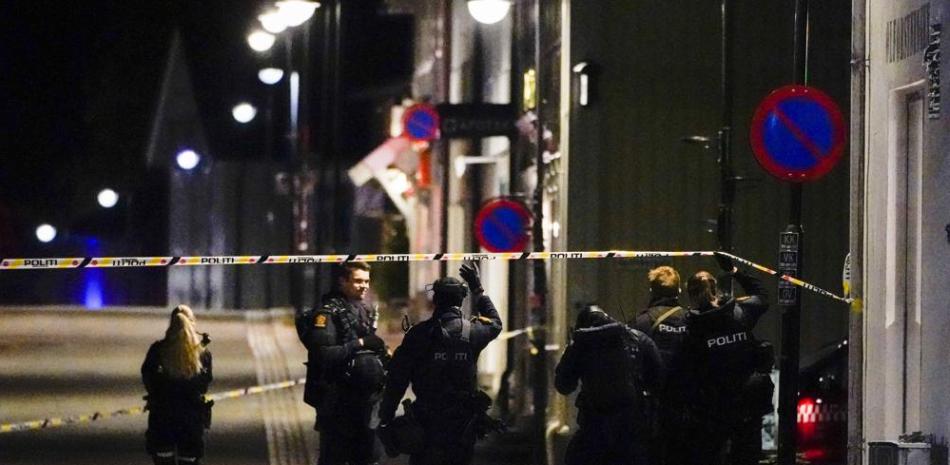 La policía está en el lugar después de un ataque en Kongsberg, Noruega, el miércoles 13 de octubre de 2021. Varias personas murieron y otras resultaron heridas por un hombre armado con un arco y una flecha en una ciudad al oeste de la capital noruega, Oslo. (Hakon Mosvold Larsen / NTB Scanpix vía AP)
