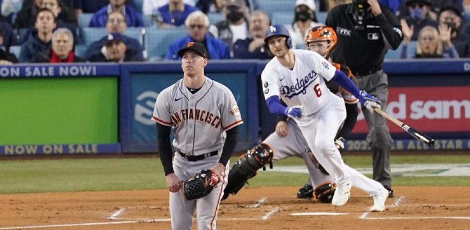 Anthony DeSclafani, de los Gigantes, observa el elevado de sacrificio de Chris Taylor, de los Dodgers, en la segunda entrada del juego 4 de la Serie Divisional.