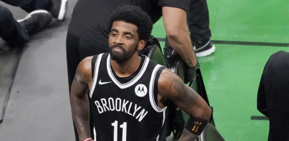 El jugador de los Nets de Brooklyn Kyrie Irving mira a los aficionados en el TD Garden tras derrotar a los Celtics de Boston en el cuarto juego de su serie de primera ronda.