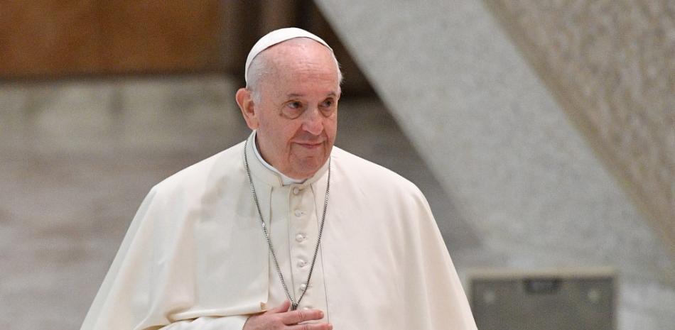 El papa Francisco llega a la audiencia general semanal el 13 de octubre de 2021 en la sala Pablo VI del Vaticano. Tiziana Fabi/AFP.