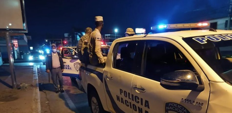 Agentes de la Policía en patrullaje en Santiago. ARCHIVO