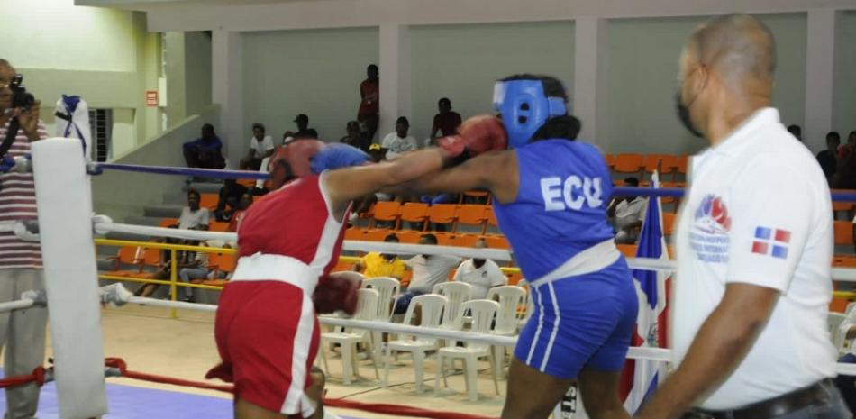 Uno de los combates de preliminar en la jornada de apertura del torneo amistoso entre las selecciones juvenil de República Dominicana, Ecuador y la representación de Monte Plata.