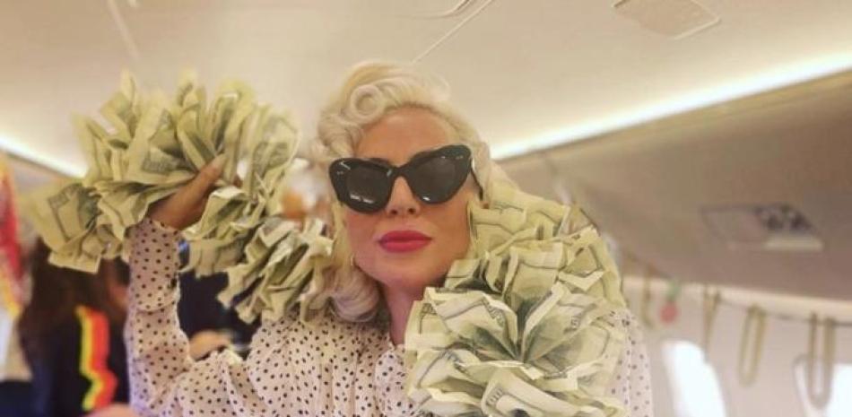 Lady Gaga lució esta imagen en su Instagram, donde luce una bufanda confeccionada a base de billetes de 100 dólares.
