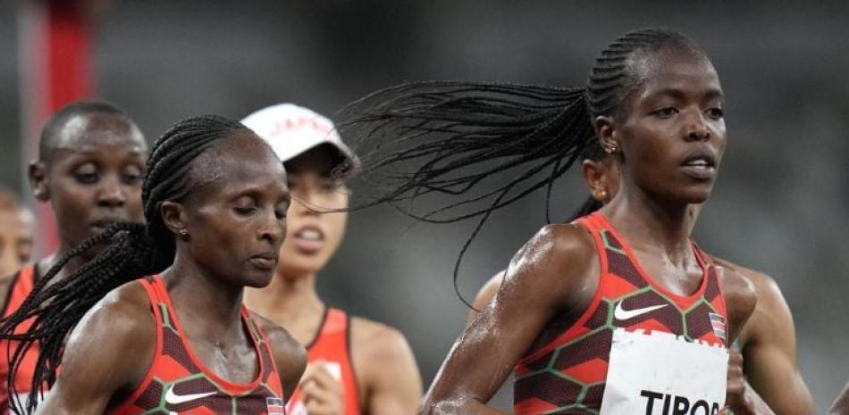 En esta fotografía del lunes 2 de agosto de 2021, Agnes Tirop (derecha) compite en la final de los 5.000 metros femenil en los Juegos Olímpicos de Tokio.