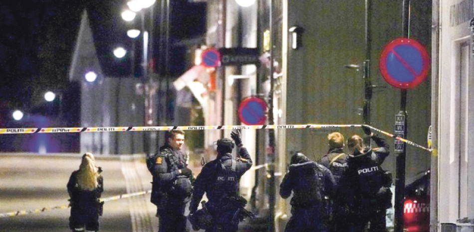 Policías en el lugar de un ataque con arco y flechas que dejó varios muertos y heridos ayer en Kongsberg, Noruega. AP