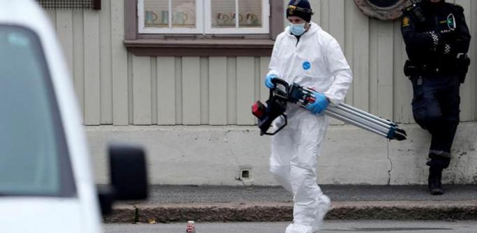 Un forense traslada material de prueba durante investigaciones tras el ataque en Konsberg, Noruega / EFE