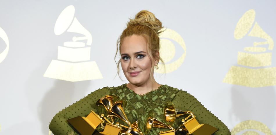 Adele posa en la sala de prensa con los premios al álbum del año por "25", canción del año por "Hello", récord del año por "Hello", mejor interpretación pop en solitario por "Hello", y mejor álbum vocal pop para "25" en los premios Grammy en Los Ángeles el 12 de febrero de 2017. 

Foto: Chris Pizzello / Invision / AP