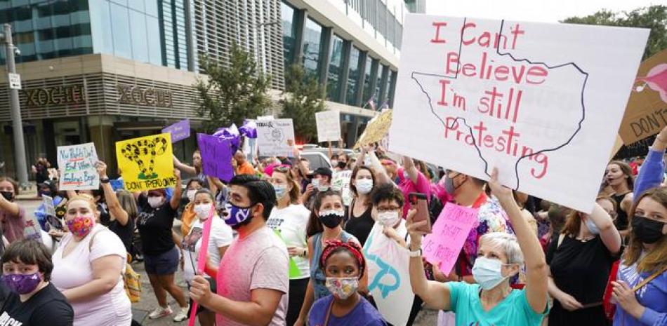 En esta imagen del 2 de octubre de 2021, una multitud participa en la Marcha de las Mujeres de Houston contra la prohibición al aborto en Texas.

Foto: Melissa Phillip/Houston Chronicle vía AP