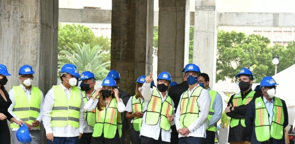 El presidente Luis Abinader realizó ayer un recorrido por el proyecto en construcción de Blue Mall World Trade Center en el Distrito Nacional.