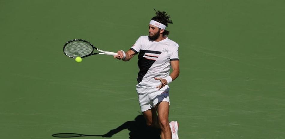 Nikoloz Basilashvili aparece en acción durante el partido frente a Stefanos Tsitsipas en los cuartos de final del torneo de Indian Wells.