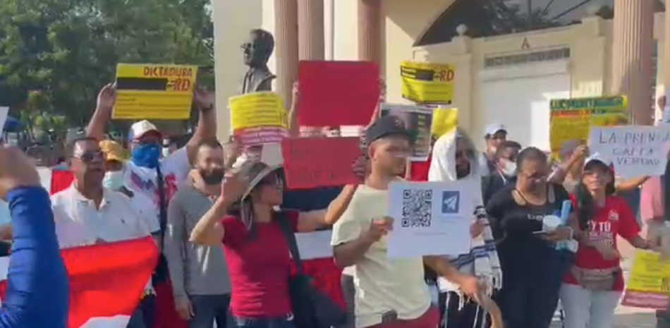 Manifestantes se presentaron ayer frente al Palacio Nacional para protestar contra las medidas dispuestas por Salud Pública para los que no se vacunen. FUENTE EXTERNA