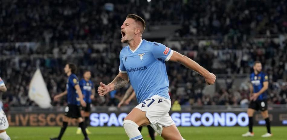 Sergej Milinkovic-Savic, de la Lazio, celebra después de anotar el tercer gol de su equipo en el encuentro de la Serie A ante el Inter de Milán.