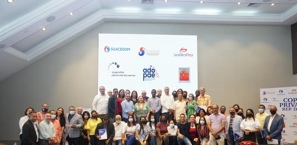 Participantes del taller sobre derechos de autor, organizado por la Academia Dominicana de Periodistas de Arte y Espectáculos (ADOPAE) y entidades de gestión de derecho de autor.