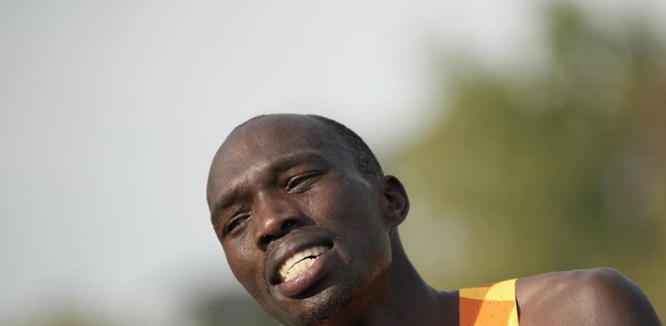 Elisha Rotich de Kenia reacciona después de ganar la carrera masculina del Maratón de París, en París, este domingo.