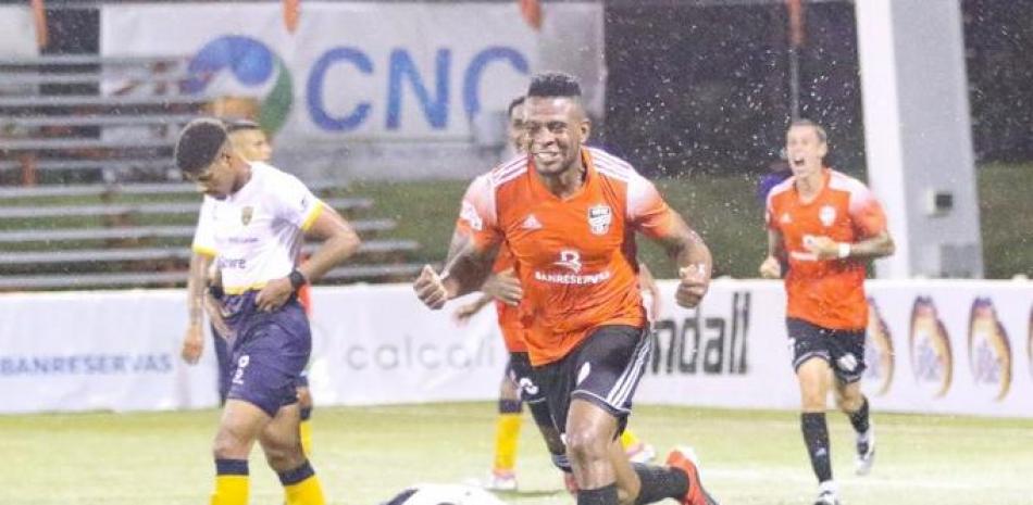 César Murillo, de Cibao FC, celebra tras marcar su segundo gol del encuentro.