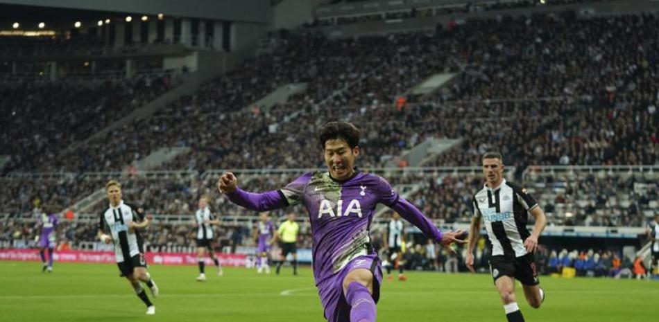 El delantero de Tottenham Son Heung-min domina el balón en el partido que le ganaron 3-2 a Newcastle en la Liga Premier inglesa, el domingo.