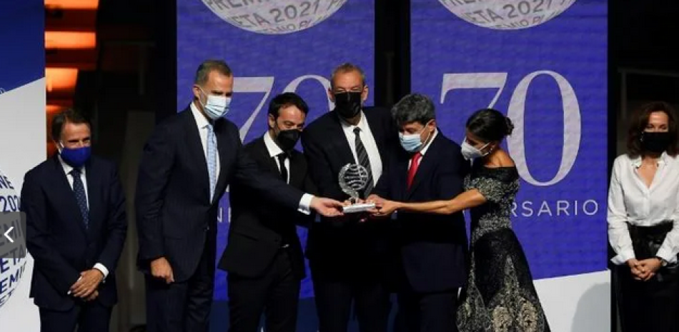 Jorge Díaz, Augustín Martínez y Antonio Mercero, reciben el trofeo del Premio Planeta de novela 2021, de manos de los Reyes de España, el 15 de octubre de 2021 en Barcelona (AFP/Josep LAGO)