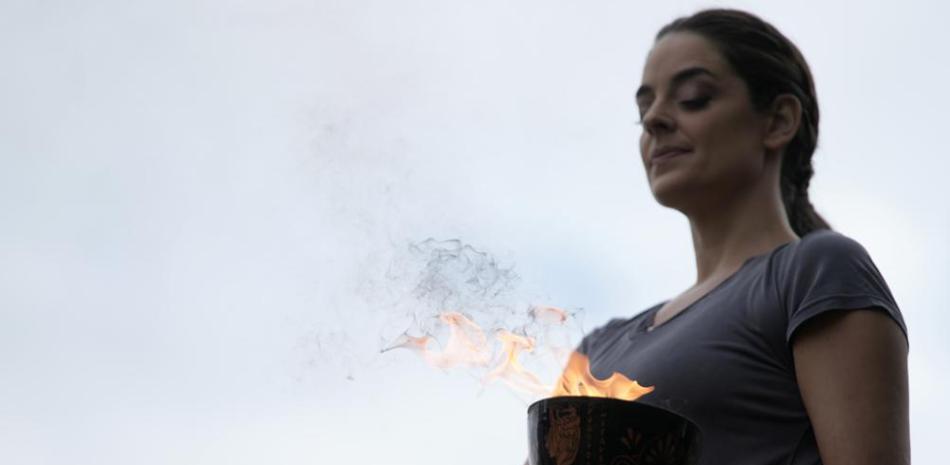 La actriz griega Xanthi Georgiou, como la Alta Sacerdotisa, con el fuego durante el último ensayo para el encendido de la llama olímpica en la Olimpia Antigua, en el sureste de Grecia, este domingo.