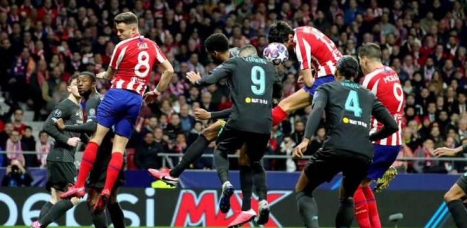 Atlético Madrid busca destronar liderato del Liverpool (negro) en gran partido Campions.