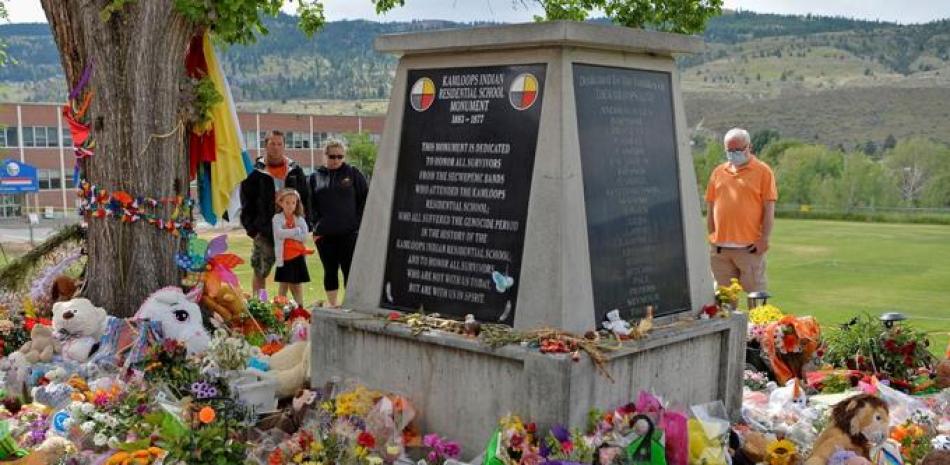 Memorial que se ha levantado en el lugar donde se encontraron los cuerpos de 215 niños en Kamploops. (Reuters)
