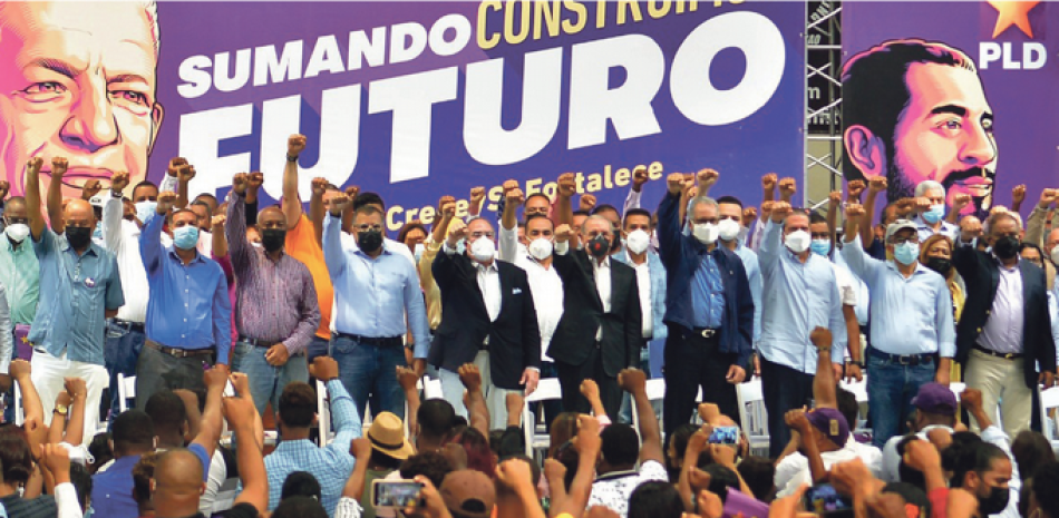 Danilo Medina encabezó ayer un acto de juramentación de nuevos miembros del PLD en San Cristóbal, donde criticó el gobierno de Abinader. JA MALDONADO/LD