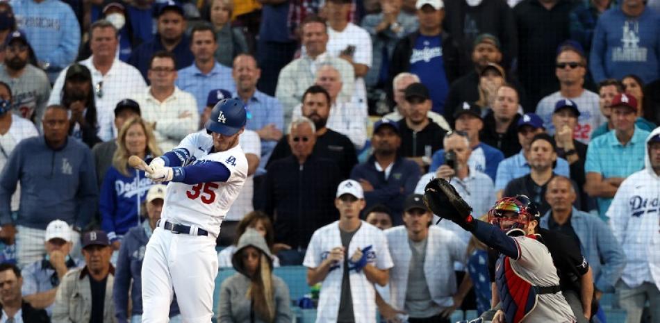 Cody Bellinger, de los Dodgers, conecta un jonrón de tres carreras en la octava entrada frente a los Bravos de Atlanta.