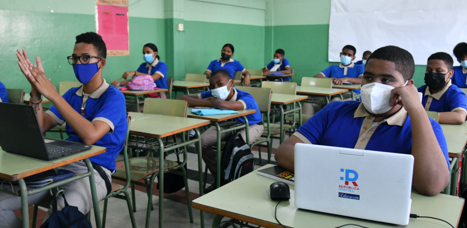 Unos con sus tabletas electrónicas y otros sin esos equipos afecta la equidad en la docencia. JA MALDONADO /LD