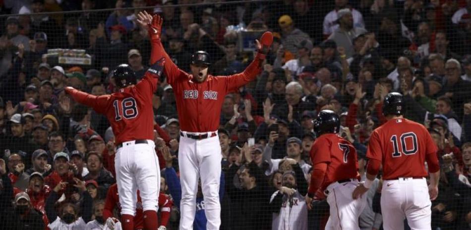 Kyle Schwarber de Boston celebra un grand slam durante la segunda entrada del tercer juego de la Serie de Campeonato de la Liga Americana contra los Astros.