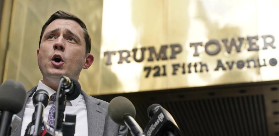 El abogado Benjamin Dictor habla con periodistas después de presenciar el interrogatorio al expresidente Donald Trump, el lunes 18 de octubre de 2021, en Nueva York. (AP Foto/Seth Wenig)