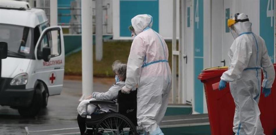 Sanitarios trasladaban a un enfermo de covid-19 a un hospital de Moscú el pasado 14 de octubre. EFE/EPA/MAXIM SHIPENKOV